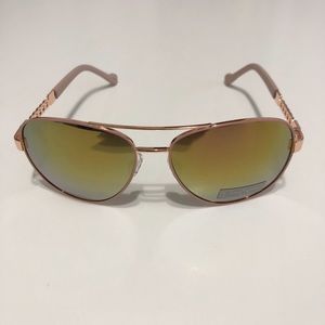 Jessica Simpson sunglasses aviators style